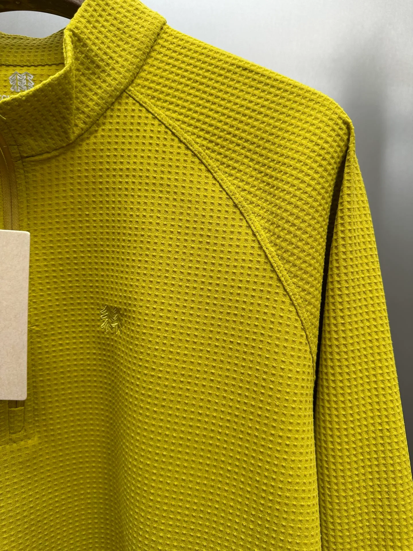 KOLON SPORT/Kolon's essential item, the waffle micro-loose half-zip long-sleeved T-shirt, is made of waffle honeycomb texture fabric with a concave and convex checkered surface to form a large number of air circulation gaps. Combined with the non-absorbent properties of polyester fiber itself, it will not stick to the skin after sweating. It can keep the body surface dry during sports, commuting and outdoor wear for a long time. The half-zipper stand collar is adjustable, windproof and neat, and the raglan sleeves have no restrictions on movement. . Exquisite small embroidered logo, low-key and high-end, not exaggerated. The raglan sleeves are cut to allow for unrestricted movement, making it suitable for both sports and commuting. Available in multiple colors, it is perfect for wearing alone in spring and autumn or as an inner layer in winter. It is a must-have for outdoor enthusiasts. Color: Black, Brown, Gray, Yellow Size: L-3XL